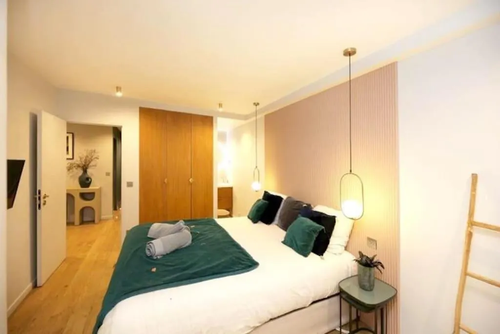 Experience Parisienne En Plein Coeur Du Marais Apartment