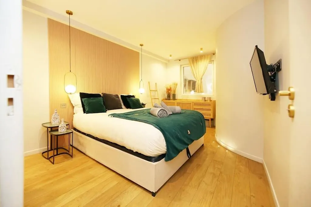 Experience Parisienne En Plein Coeur Du Marais Apartment France