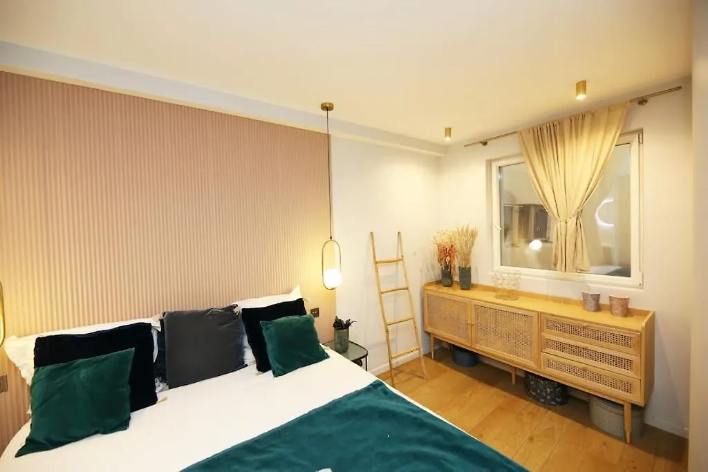 Experience Parisienne En Plein Coeur Du Marais Apartment